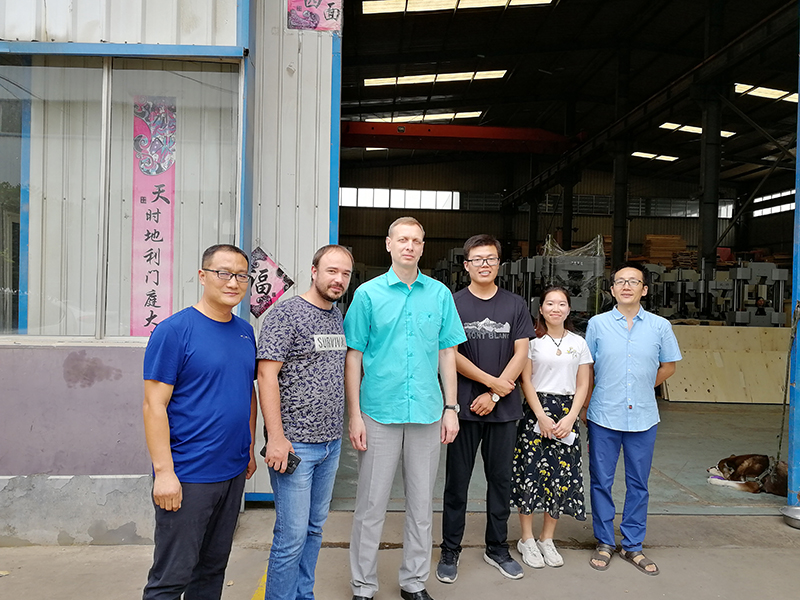 俄羅斯客戶到廠驗收機器，獲得客戶一致好評